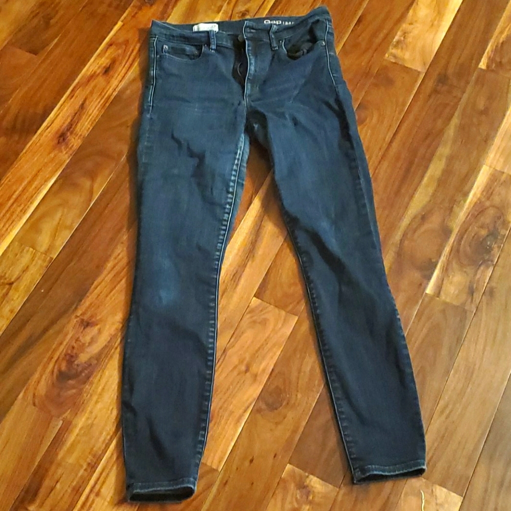 🎁2/$25 Well loved GAP skinny jeans 28r